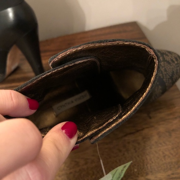 Cynthia Vincent bootie heels - Picture 4 of 4